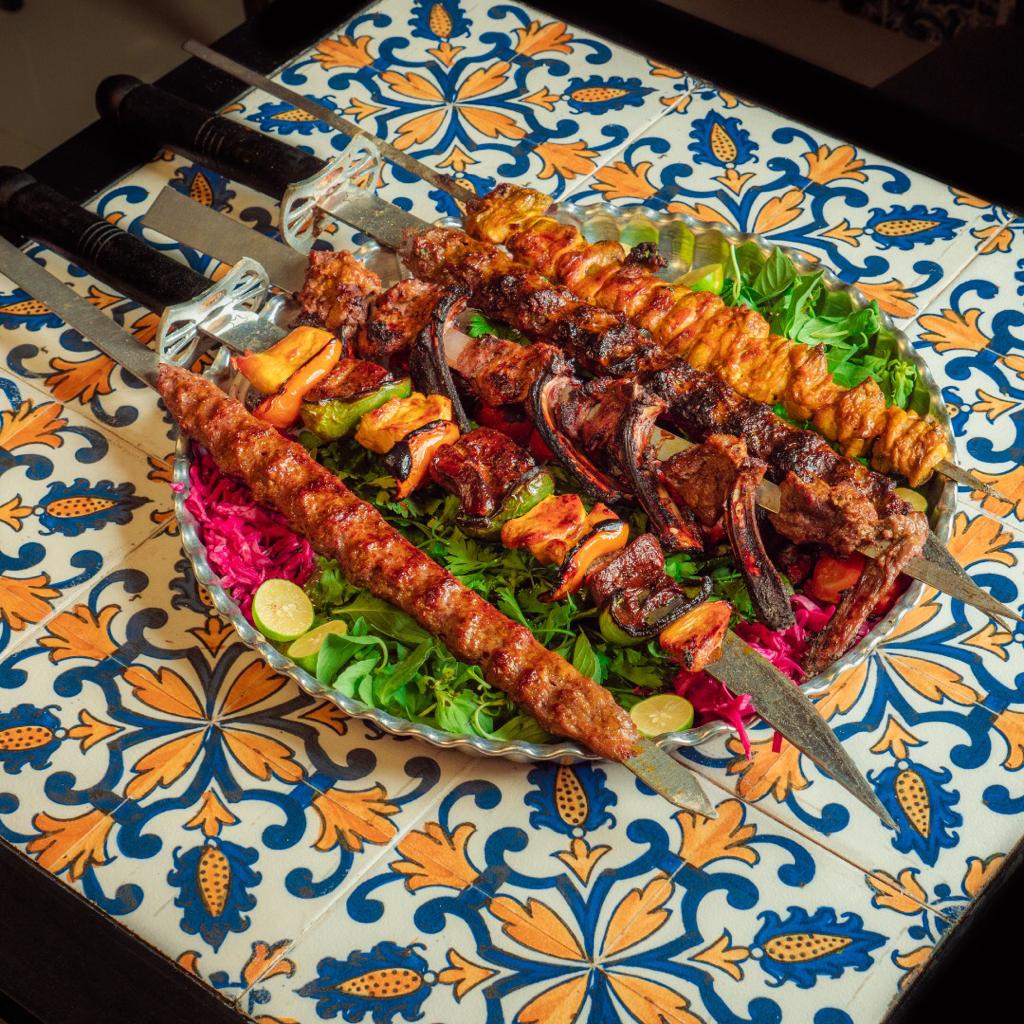 بهترین رستوران شیراز باید چه نوع غذاهایی رو سرو کنه